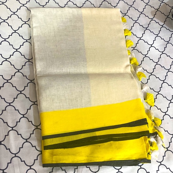 ❌❌SOLD❌❌Beautiful original linen saree in off white n yellow colour with tassels - Picture 7 of 9